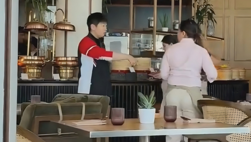 孙颖莎及时制止工作人员！让她别碰自己餐盘，防止有人恶意动手脚
