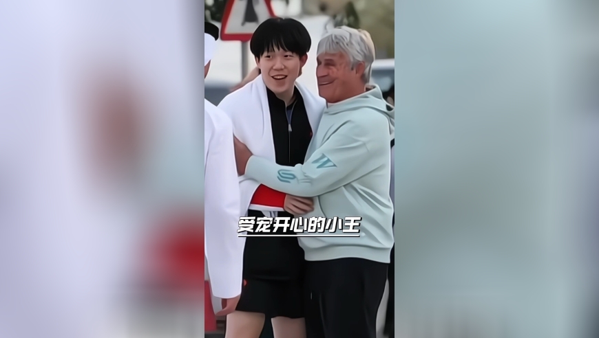 人见人爱的小王同学，偶遇国足功勋教练米卢很吃惊，受宠的样子好可爱！