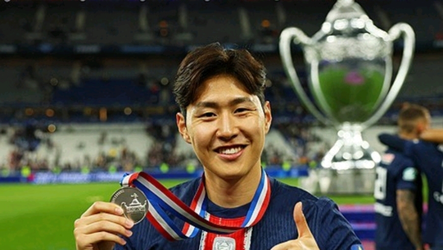 中国球迷羡慕吗？24岁李刚仁成亚洲史上首位三冠王！球场情场皆得意