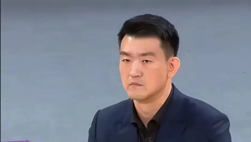 生气！广厦无缘提前夺冠王博一脚怒踹总决赛广告牌，记者们都惊呆了