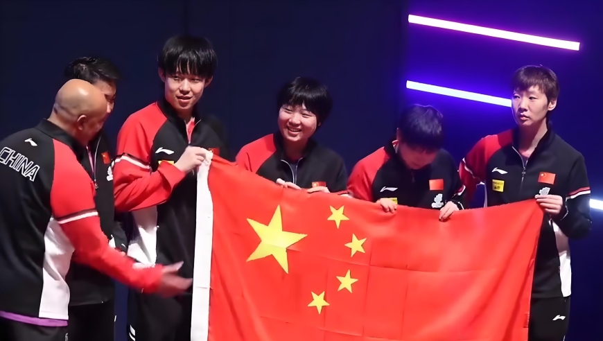 国乒4大世界冠军领衔合照！王楚钦孙颖莎默契避嫌 林诗栋难掩失落