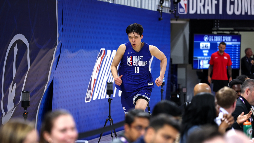 杨瀚森22顺位被老鹰选中！美媒更新25年NBA模拟选秀榜单 模版小加