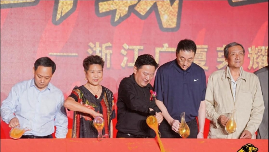 广厦庆功宴，为何只有孙铭徽穿不一样的黑西装？苏群作了解答