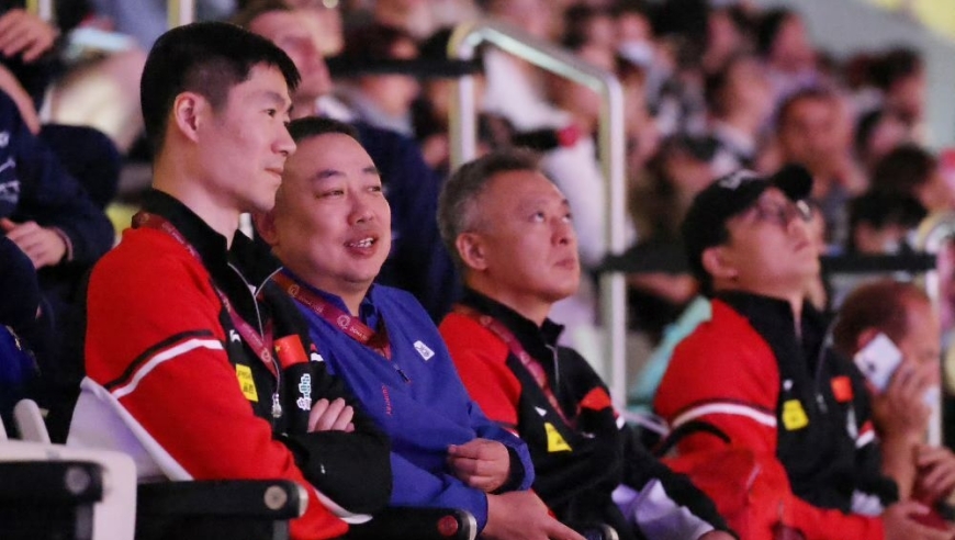 多哈世乒赛名场面：王励勤刘国梁秦志戬并排而坐，三巨头相谈甚欢