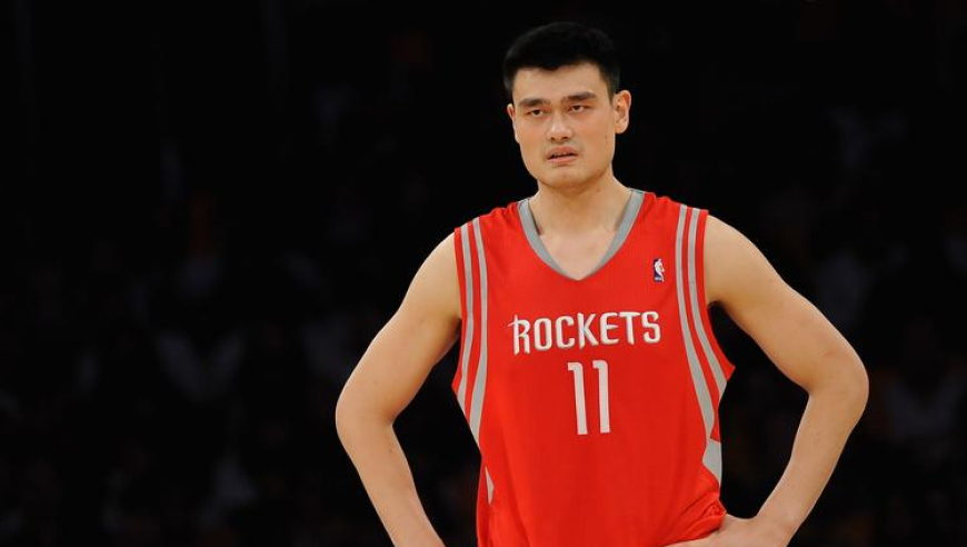 擎天一柱！姚明NBA生涯十佳球：暴力隔扣梦幻脚步无所不能