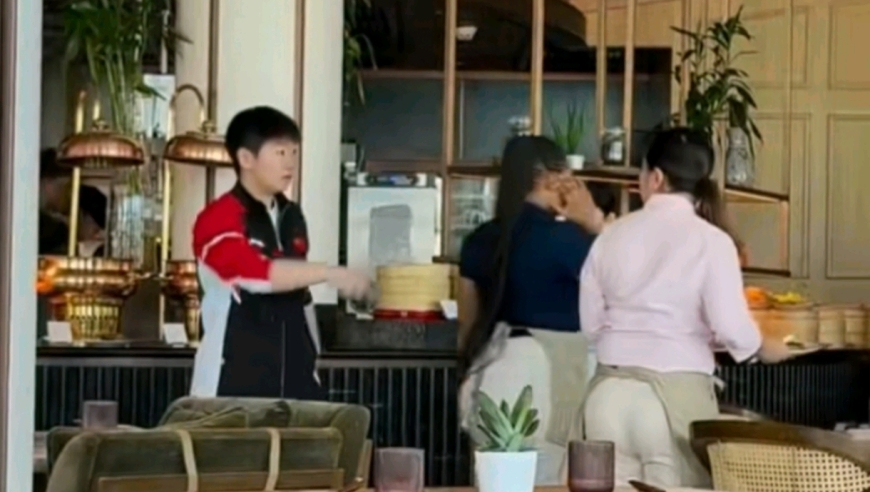 孙颖莎怒指工作人员：别动我的餐盘！王楚钦前车之鉴 防人之心不可无
