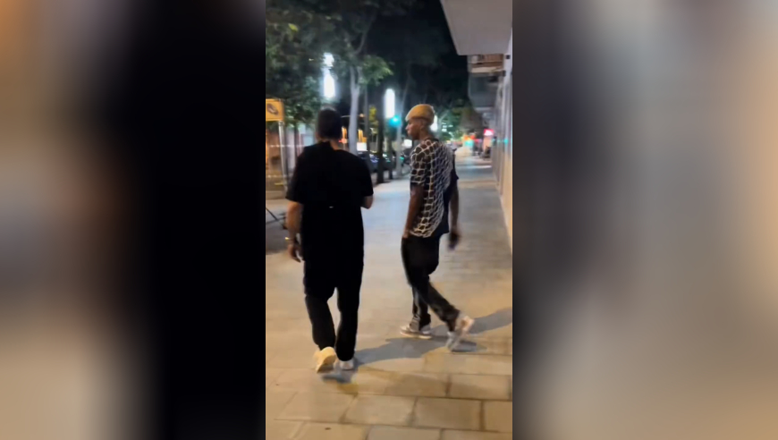 加泰德比前一晚，亚马尔与朋友在巴塞罗那街头