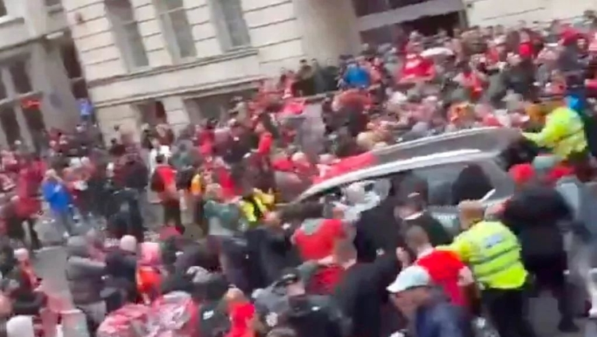 100万人参加利物浦夺冠庆典！53岁男子开车撞向人群 27人被送医院