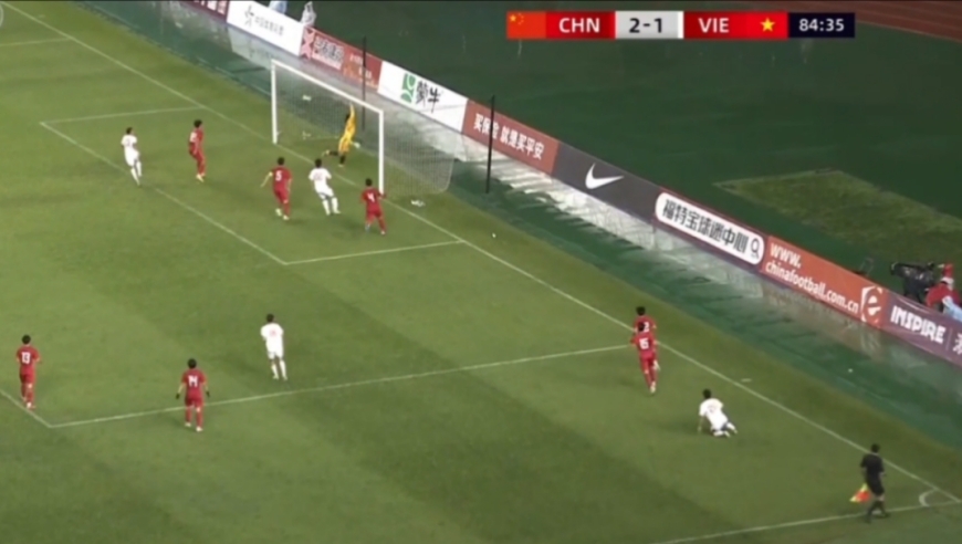 U16国足两球领先被越南追平！神仙球下底传中，直送球门死角！