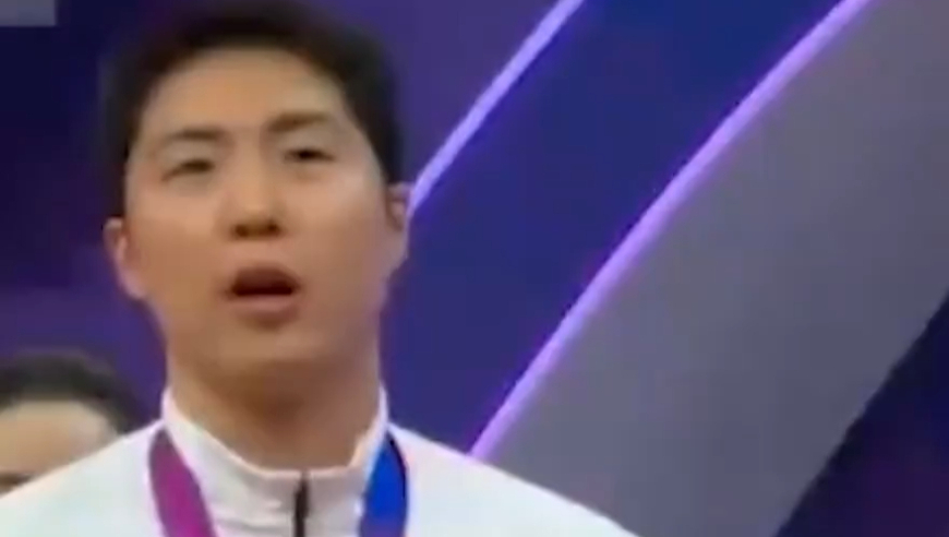 领奖台唱我国国歌的韩国选手林钟勋，喜剧人身份暴露无遗，他不服兵役？