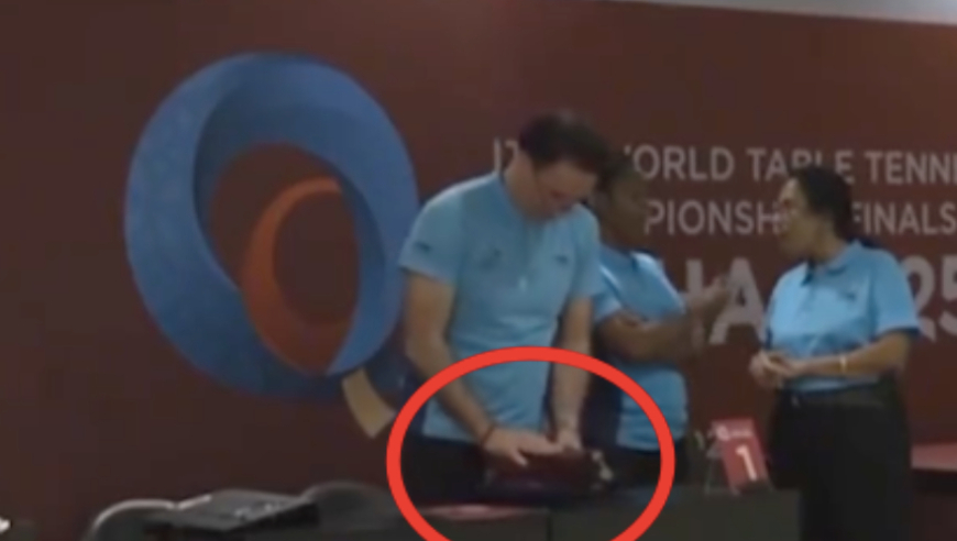 破坏王楚钦球拍的真凶找到了？他2次故意用力叠压球拍 眼睛四处偷瞄