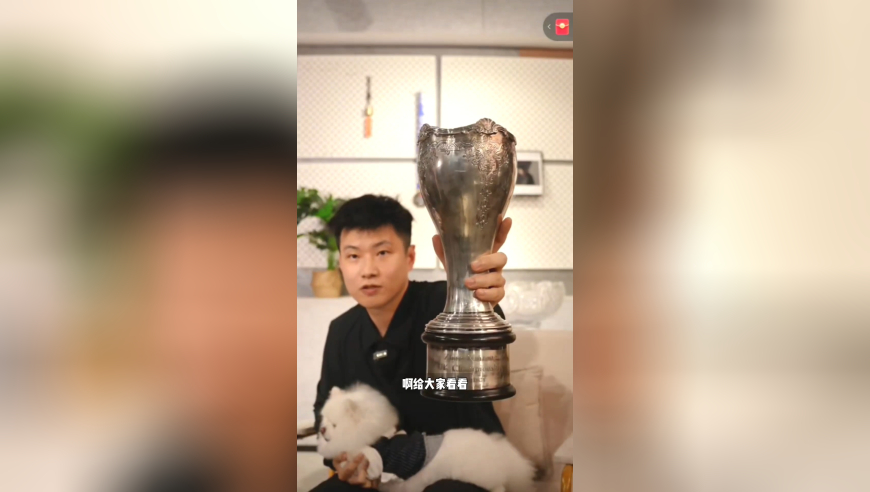 赵心童展示冠军奖牌奖杯：特鲁姆普非常强，大满贯慢慢来