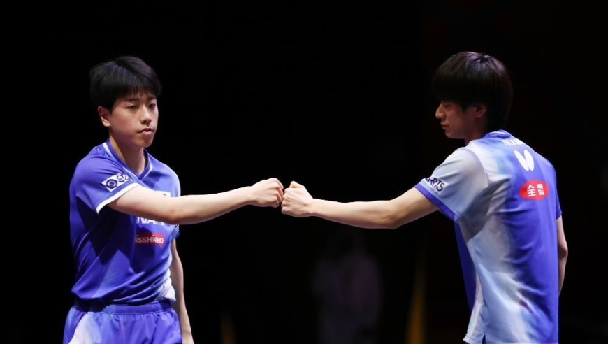 多哈世乒赛诞生新冠军：日本队3-2大逆转！两队友捧杯张本智和羡慕