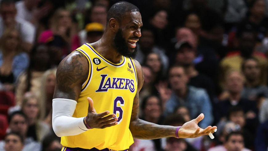 巨星也疯狂！NBA巨星们的暴怒时刻：詹姆斯两度遭误判库里摔牙套