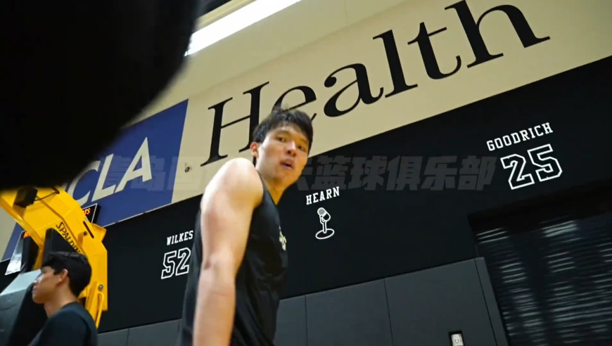 青岛男篮发布杨瀚森前往湖人训练馆试训视频：贾森基德都称赞小杨