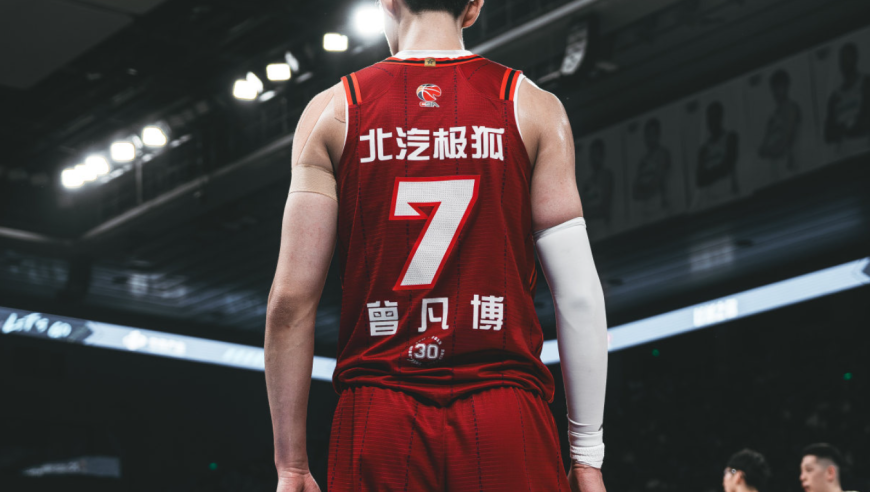 记者：曾凡博与北京男篮合同到期，今夏将全力冲击NBA
