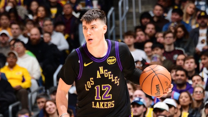 东契奇穿越式妙传助海斯吃饼 杜伦突破肘击拉拉维亚脑袋吃恶意