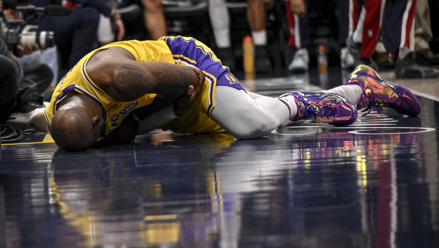 一度下场治疗！詹姆斯与约基奇对抗后痛苦倒地 随后不满怒喷裁判