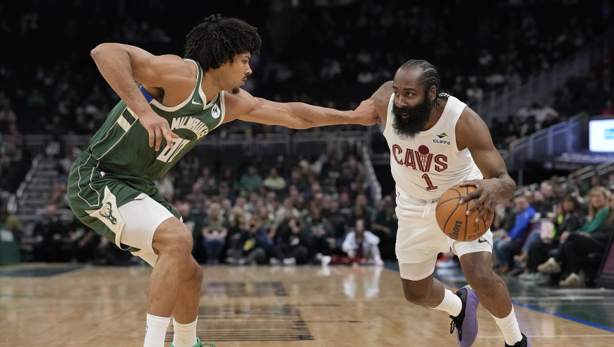 哈登27+5+6回暖！骑士拒雄鹿逆转 莫布利27+15米切尔14中4