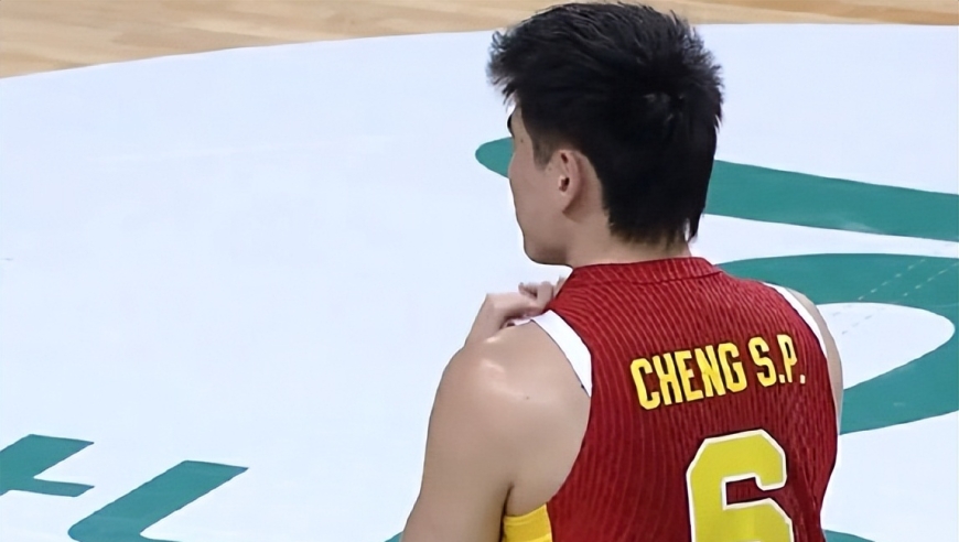 程帅澎左脚踝90度扭曲！痛苦倒地捂脚颤抖 媒体人高呼韩国队太脏了