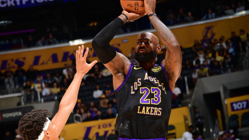 梦回20岁！詹皇21+7+7集锦 三送暴扣身体状态劲爆