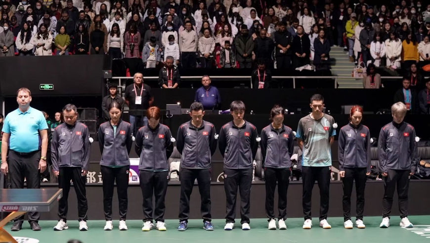 乒乓混团世界杯现场为香港大埔火灾遇难者默哀 香港队左臂戴小白花