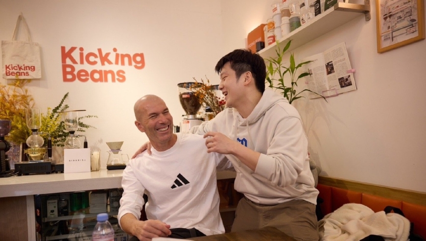 齐达内与樊振东见面！热聊并打乒乓球，评价小胖球技：打得可以