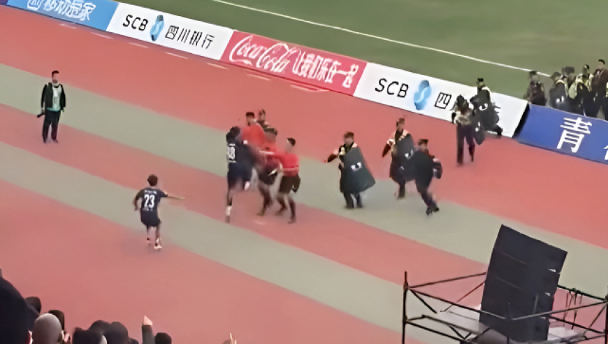 川超凉山队球员赛后飞踹裁判员腹部并拳击其头部，被全省禁赛5年