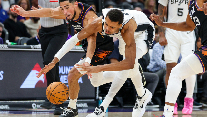 被防死了？文班亚马半场对阵太阳6中1全过程：遭身体对抗+包夹