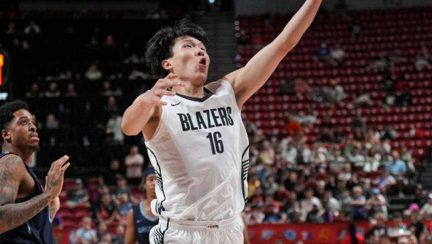 这也太危险了！杨瀚森持球冲筐被抓倒在地 随后两罚全中