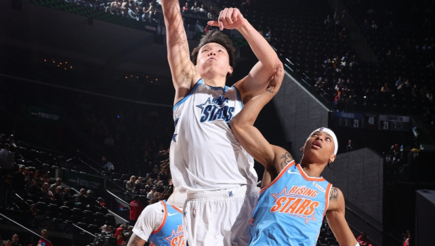 全场最佳表现！杨瀚森新秀赛10分太惊人：抛投、三分、戏耍现任队友