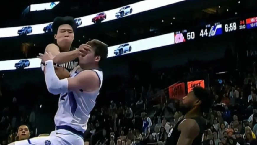 差点收获首次恶犯！杨瀚森冲抢前场篮板一掌拍到爵士菲利脸部犯规