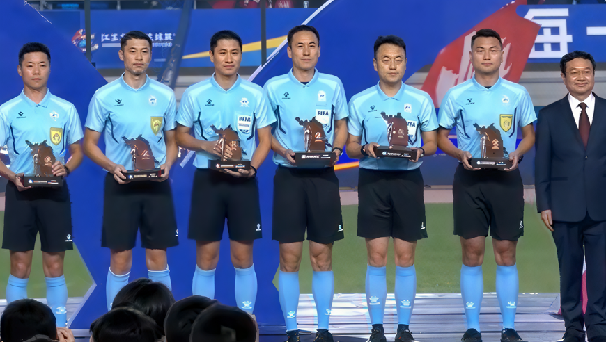 马宁获苏超裁判纪念奖！颁奖典礼罕见微笑，带头竖大拇指合影