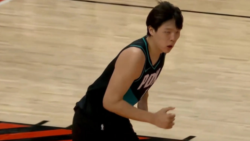 太争气！杨瀚森时隔多日再度登场 上场就强吃内线+暴扣 连拿4分