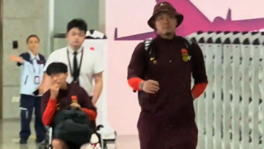 不离不弃！国足抵重庆仍有大量球迷接机 王钰栋受热捧王大雷致意球迷
