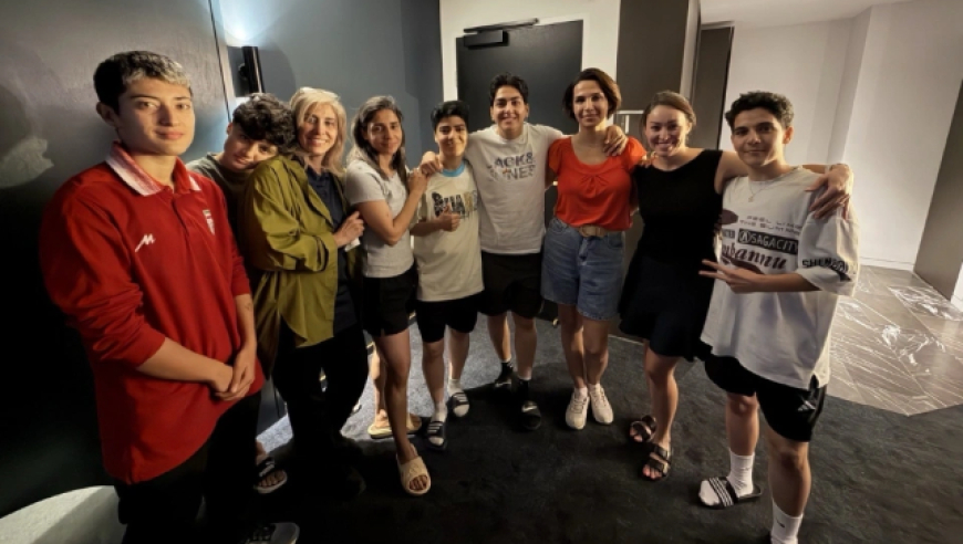 登机前决定留下！伊朗女足又有2人获签证，留澳7人摘头巾激动拥抱