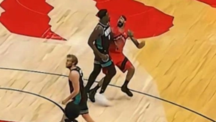 又是垫脚！灰熊小贾伦防守时垫脚英格拉姆 裁判回看后升级恶意