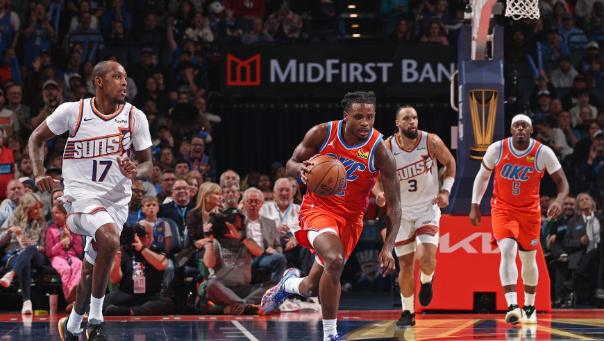 伤病退散！华莱士过挡拆撞伤手部 主动犯规直接返回更衣室