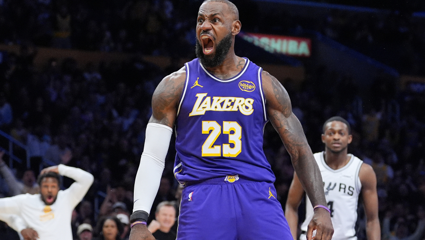 战斧隔扣！詹姆斯突破隔着科内特夸张砸扣得手 激情怒吼太霸气