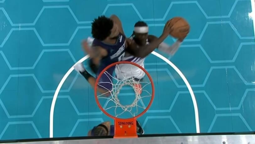 那是脑袋不是球！布里奇斯一巴掌扇到亨德里克斯头上 追加一级恶犯