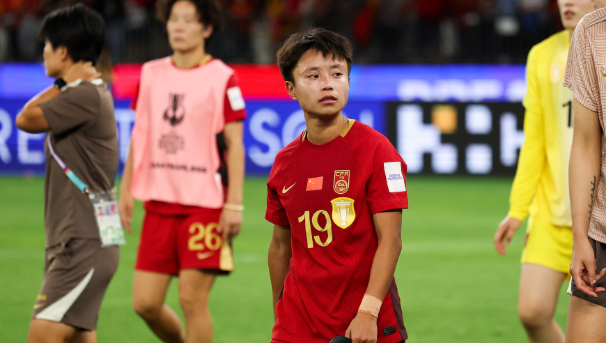 心疼！中国女足无缘亚洲杯决赛，张琳艳哭红眼眶：本想为霜姐进决赛，2位老大姐是榜样