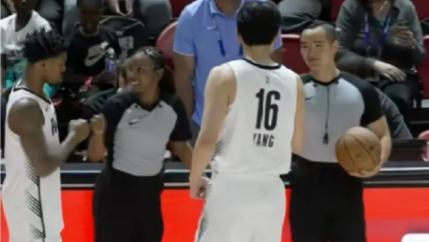 创造历史！中国裁判孙健吹罚NBA夏联杨瀚森比赛 开场握手同框交流