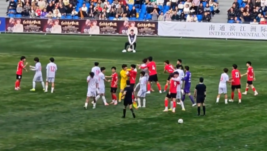 头顶、挥拳、飞踹！苏超友谊赛爆发群殴，两地足协深夜紧急开罚单