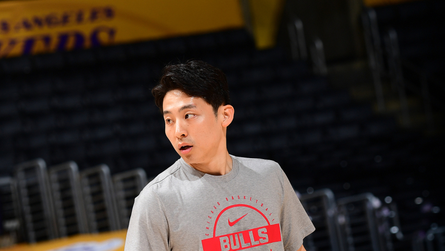 这么厉害？1米7的河村勇辉竟迎射詹姆斯三分 随后还打板助攻队友