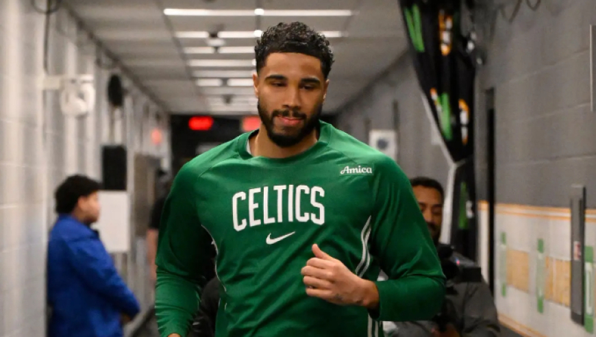 他回来了！塔图姆领衔全队跑步入场 TD花园爆发雷鸣般欢呼经久不息