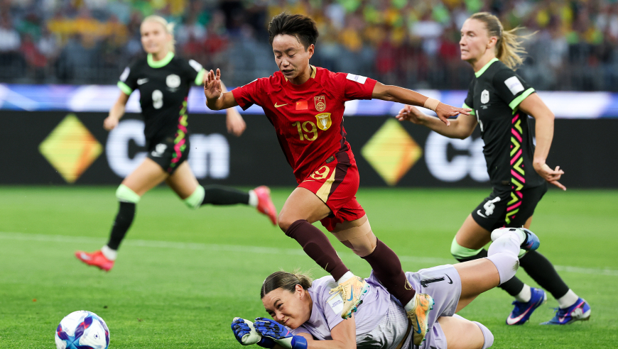 中国女足火速进球！张琳艳高速前插被澳洲门将放倒造点，亲自主罚命中