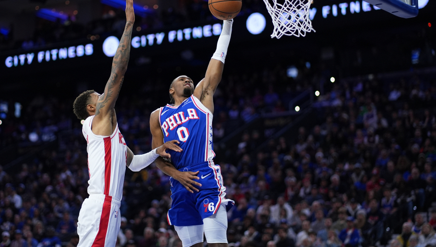 火箭76人争议干扰球全程：马克西绝杀球被黑 纳斯冲场内陷入癫狂