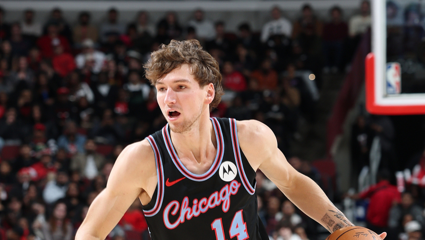 这下太危险！布泽利斯接长传快攻暴扣被身后泰森犯规险些恐怖重摔