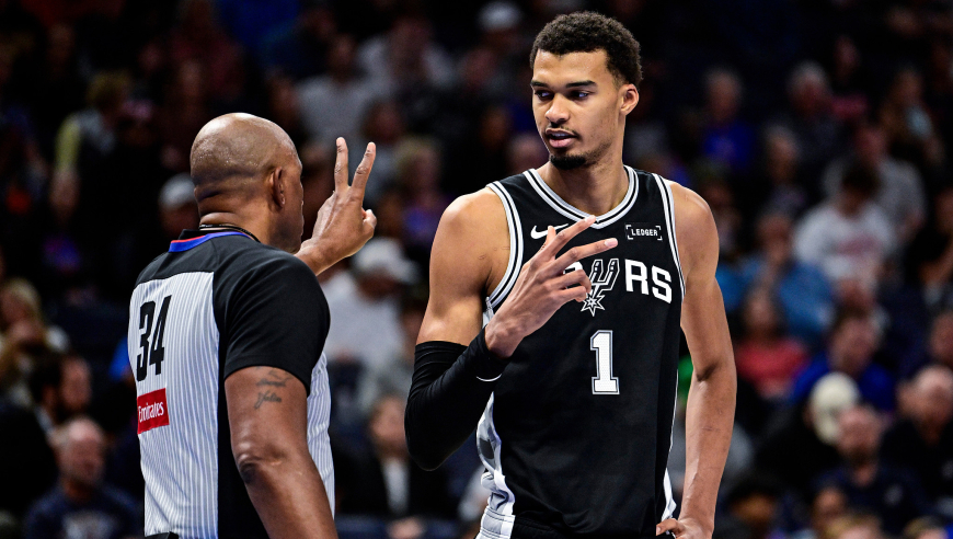 又脏又坏！多尔特不到1分钟偷袭文班两次 故意打脸+下绊子放倒文班