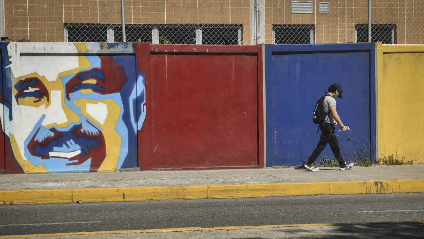 马杜罗搞的篮球联赛怎么样？楼上是球场，楼下是监狱！